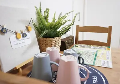 a table with cups and a potted plant on it at ZAITO Tokyo Kikukawa Economy Inn \u5b85\u4e1c\u4e1c\u4eac\u83ca\u5ddd\u6c11\u5bbf in Tokyo
