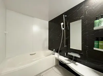 a bathroom with a bath tub and a mirror at Hotel Gran Villa in Tokyo