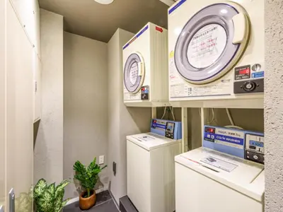 a laboratory with a washer and dryer in a room at HOTEL LiVEMAX Tokyo-Otsuka Ekimae in Tokyo
