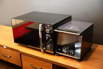 a microwave oven sitting on top of a counter at CHA-AN HOTEL UENO in Tokyo