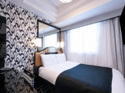 a hotel room with a bed and a window at APA Hotel Yamanote Otsuka Ekimae Tower in Tokyo