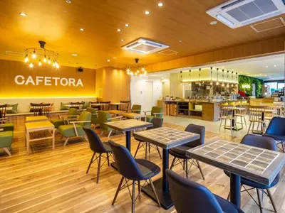 a restaurant with tables and chairs and a cafeteria at APA Hotel Yamanote Otsuka Ekimae Tower in Tokyo