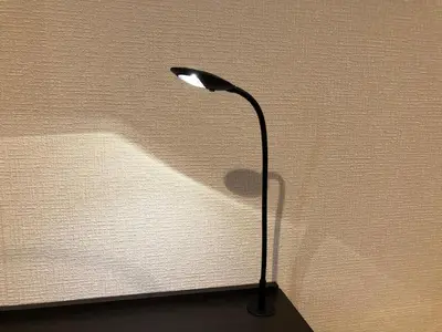 a black lamp sitting next to a wall at Ai Hotel Keikyu Kamata in Tokyo