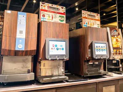 a group of appliances on a counter in a store at \u30db\u30c6\u30eb \u30d7\u30c6\u30a3\u30d0\u30ea\u30ac\u30fc\u30c7\u30f3\u65b0\u5927\u4e45\u4fdd in Tokyo