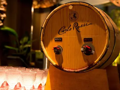 a wine barrel sitting on top of a table with wine glasses at \u30db\u30c6\u30eb \u30d7\u30c6\u30a3\u30d0\u30ea\u30ac\u30fc\u30c7\u30f3\u65b0\u5927\u4e45\u4fdd in Tokyo