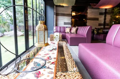 a room with purple furniture and a table with a lamp at \u30db\u30c6\u30eb \u30d7\u30c6\u30a3\u30d0\u30ea\u30ac\u30fc\u30c7\u30f3\u65b0\u5927\u4e45\u4fdd in Tokyo