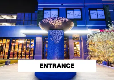 a large blue vase in front of a building at \u30db\u30c6\u30eb \u30d7\u30c6\u30a3\u30d0\u30ea\u30ac\u30fc\u30c7\u30f3\u65b0\u5927\u4e45\u4fdd in Tokyo