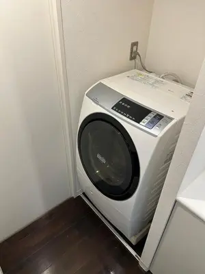 a washing machine sitting in a corner of a room at NIYS apartments 0074 type in Tokyo