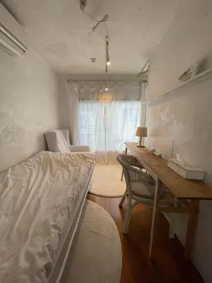 a bedroom with a bed and a desk and a window at minimalist\u7d4c\u5802\u306e\u5c0f\u3055\u306a\u304a\u90e8\u5c4b in Tokyo