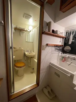 a small bathroom with a toilet and a sink at minimalist\u7d4c\u5802\u306e\u5c0f\u3055\u306a\u304a\u90e8\u5c4b in Tokyo