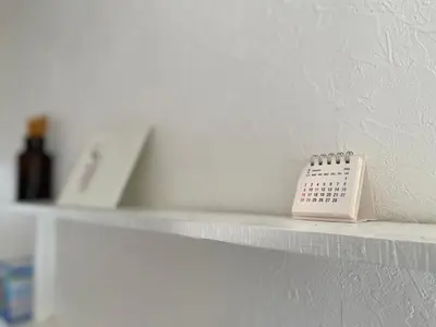 a white shelf with a scale on top of it at minimalist\u7d4c\u5802\u306e\u5c0f\u3055\u306a\u304a\u90e8\u5c4b in Tokyo