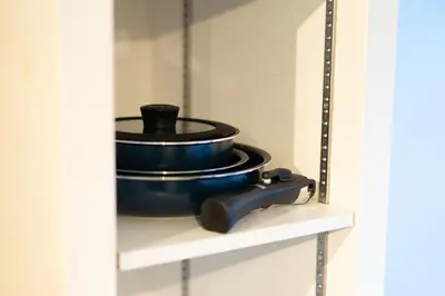 a pot on a shelf in a kitchen at SATELLITE HOTEL Yoyogi Sangubashi \u30b5\u30c6\u30e9\u30a4\u30c8\u30db\u30c6\u30eb\u4ee3\u3005\u6728\u53c2\u5bae\u6a4b in Tokyo