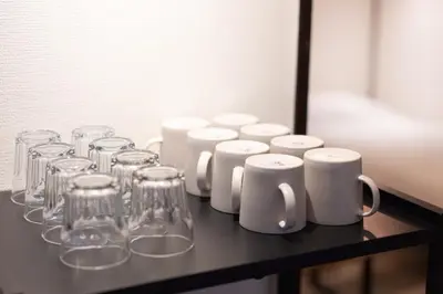 a group of glasses and mugs sitting on a table at SATELLITE HOTEL Yoyogi Sangubashi \u30b5\u30c6\u30e9\u30a4\u30c8\u30db\u30c6\u30eb\u4ee3\u3005\u6728\u53c2\u5bae\u6a4b in Tokyo