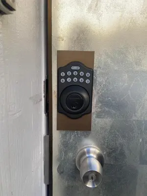 a door with a speaker in the middle of it at SATELLITE HOTEL Yoyogi Sangubashi \u30b5\u30c6\u30e9\u30a4\u30c8\u30db\u30c6\u30eb\u4ee3\u3005\u6728\u53c2\u5bae\u6a4b in Tokyo
