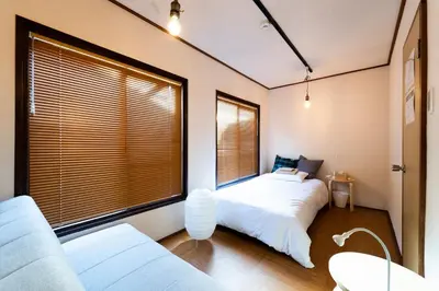 a bedroom with a bed and a large window at SATELLITE HOTEL Yoyogi Sangubashi \u30b5\u30c6\u30e9\u30a4\u30c8\u30db\u30c6\u30eb\u4ee3\u3005\u6728\u53c2\u5bae\u6a4b in Tokyo