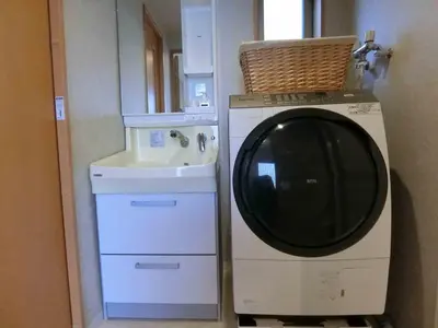 a washing machine and a sink in a bathroom at \u5bbf\u574a \u6b63\u4f1d\u5bfa Temple hotel Shoden-ji in Tokyo