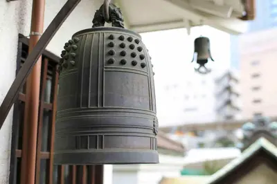 a metal object is hanging from a building at \u5bbf\u574a \u6b63\u4f1d\u5bfa Temple hotel Shoden-ji in Tokyo