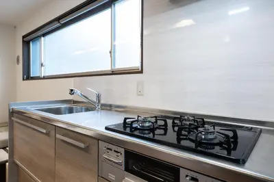 a kitchen with a stove and a sink at \u5bbf\u574a \u6b63\u4f1d\u5bfa Temple hotel Shoden-ji in Tokyo