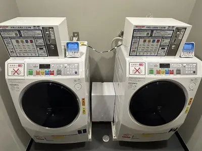 two washing machines sitting next to each other at Villa Fontaine Tokyo Kudanshita in Tokyo