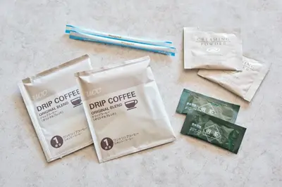 a group of three packets of dark coffee and two chopsticks at Villa Fontaine Tokyo Hamamatsucho in Tokyo