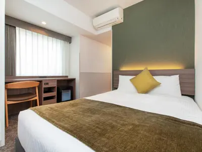 a hotel room with a bed and a desk at Villa Fontaine Tokyo Hamamatsucho in Tokyo