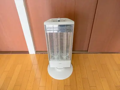 a white oscillated fan sitting on a wooden floor at Murata Corpo 301 in Tokyo