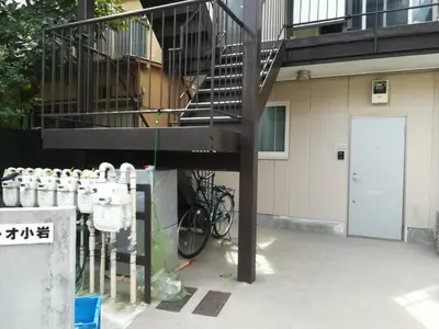 a bike parked next to a building with a staircase at \u99c5\u8fd1-JR\u5c0f\u5ca9\u99c5\u307e\u3067\u5f92\u6b693\u5206-Leo\u5c0f\u5ca9 101 in Tokyo