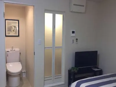 a bathroom with a toilet and a television in it at \u99c5\u8fd1-JR\u5c0f\u5ca9\u99c5\u307e\u3067\u5f92\u6b693\u5206-Leo\u5c0f\u5ca9 101 in Tokyo