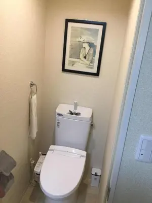 a bathroom with a toilet with a picture on the wall at \u99c5\u8fd1-JR\u5c0f\u5ca9\u99c5\u307e\u3067\u5f92\u6b693\u5206-Leo\u5c0f\u5ca9 101 in Tokyo