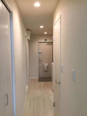 an empty hallway with a toilet in a room at \u99c5\u8fd1-JR\u5c0f\u5ca9\u99c5\u307e\u3067\u5f92\u6b693\u5206 Leo\u5c0f\u5ca9203 in Tokyo