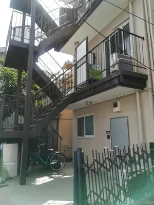 a bike parked in front of a building with a staircase at \u99c5\u8fd1-JR\u5c0f\u5ca9\u99c5\u307e\u3067\u5f92\u6b693\u5206 Leo\u5c0f\u5ca9203 in Tokyo