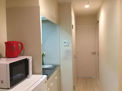 a microwave sitting on top of a counter in a kitchen at \u99c5\u8fd1-JR\u5c0f\u5ca9\u99c5\u307e\u3067\u5f92\u6b693\u5206 Leo\u5c0f\u5ca9203 in Tokyo