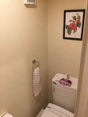 a bathroom with a toilet and a picture of flowers on the wall at \u99c5\u8fd1-JR\u5c0f\u5ca9\u99c5\u307e\u3067\u5f92\u6b693\u5206 Leo\u5c0f\u5ca9203 in Tokyo
