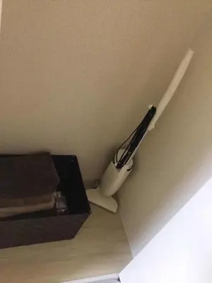 a black and white toothbrush sitting in the corner of a ceiling at \u99c5\u8fd1-JR\u5c0f\u5ca9\u99c5\u307e\u3067\u5f92\u6b693\u5206 Leo\u5c0f\u5ca9203 in Tokyo