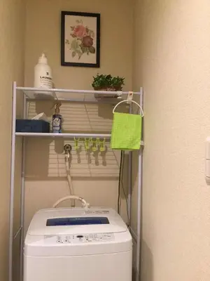 a laundry room with a washing machine and a shelf at \u99c5\u8fd1-JR\u5c0f\u5ca9\u99c5\u307e\u3067\u5f92\u6b693\u5206 Leo\u5c0f\u5ca9203 in Tokyo