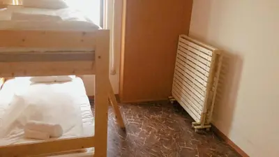 two bunk beds in a room with a window at \u532f\u91d1\u6d45\u8349\u4e00\u53f7\u9928 in Tokyo