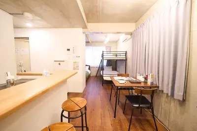 a room with a table and chairs and a kitchen at \u30e9\u30d5\u30a3\u30c3\u30c8\u5fa1\u5f92\u753a in Tokyo
