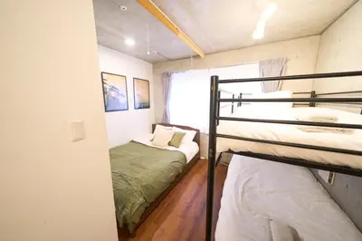 a room with two bunk beds and a window at \u30e9\u30d5\u30a3\u30c3\u30c8\u5fa1\u5f92\u753a in Tokyo