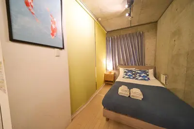 a small bedroom with a bed with two towels on it at \u30e9\u30d5\u30a3\u30c3\u30c8\u5fa1\u5f92\u753a in Tokyo
