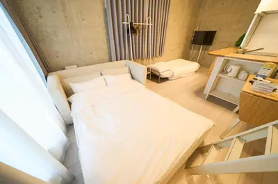 a bedroom with a large white bed in a room at \u30e9\u30d5\u30a3\u30c3\u30c8\u5fa1\u5f92\u753a in Tokyo