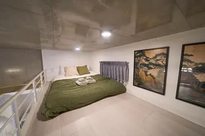 a bedroom with a bed in the middle of it at \u30e9\u30d5\u30a3\u30c3\u30c8\u5fa1\u5f92\u753a in Tokyo