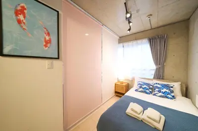 a bedroom with a bed with two towels on it at \u30e9\u30d5\u30a3\u30c3\u30c8\u5fa1\u5f92\u753a in Tokyo