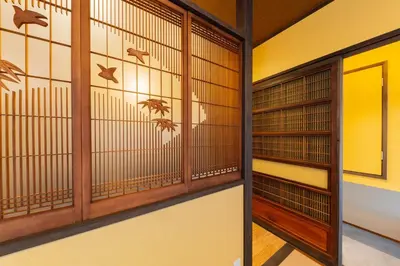 a room withjar doors and birds on the wall at YADOYA Sennokaze in Tokyo