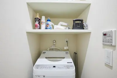 a small kitchen with a washing machine in a room at Ueno Garden House - 2 mins walk to subway, 2 mins train to Akihabara, 2 mins train to Asakusa in Tokyo