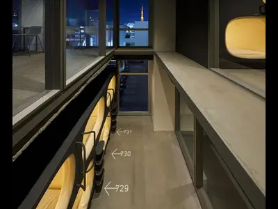 a long counter in a building with windows at 9h nine hours Hamamatsucho in Tokyo