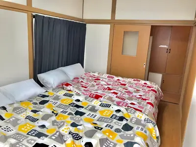 a bed with a bunch of soda bottles on it at \u9326\u306e\u9928 Nishiki\u306eYakata in Tokyo