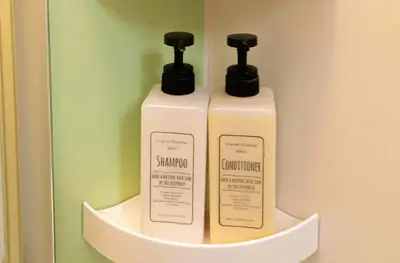 two bottles of soap on a shelf in a bathroom at \u96fb\u8eca\u3067\u79cb\u8449\u539f\u99c511\u5206 \u6771\u4eac\u99c518\u5206 \u5e73\u4e95\u99c5\u5f92\u6b698\u5206 in Tokyo
