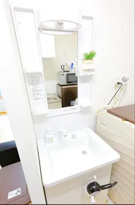 a bathroom with a white sink and a mirror at \u96fb\u8eca\u3067\u79cb\u8449\u539f\u99c511\u5206 \u6771\u4eac\u99c518\u5206 \u5e73\u4e95\u99c5\u5f92\u6b698\u5206 in Tokyo
