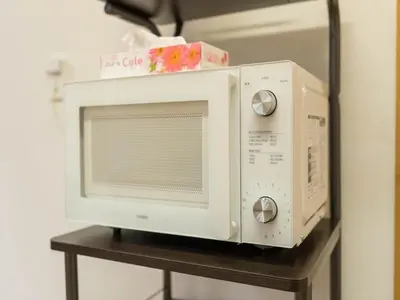a microwave oven sitting on top of a table at Katsushika Takasago House in Tokyo