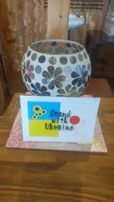 a vase and a sign on top of a table at Oyado Kien Ryogoku in Tokyo